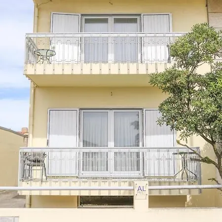 Hostel Mindelo בית הארחה *